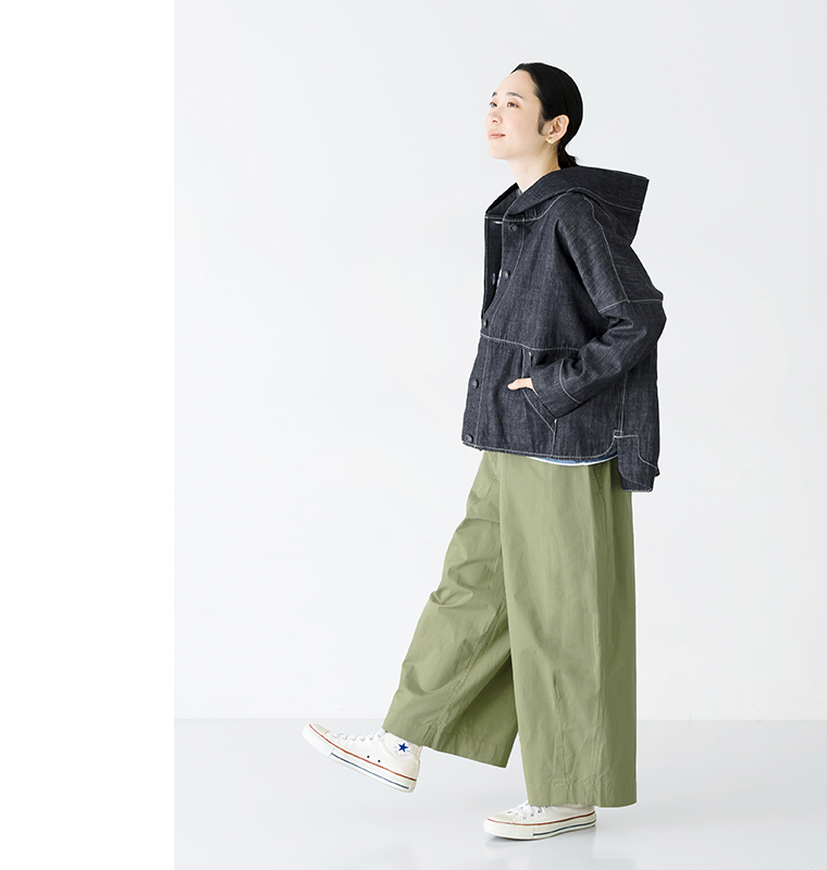 TUTIE. デニムフーディー レディース 着用 横姿 ナチュラルな動きのあるシルエット