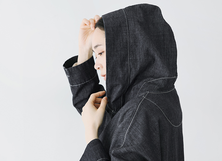 TUTIE. デニムフーディー フード着用 横顔ディテール 立体的なフードシルエット