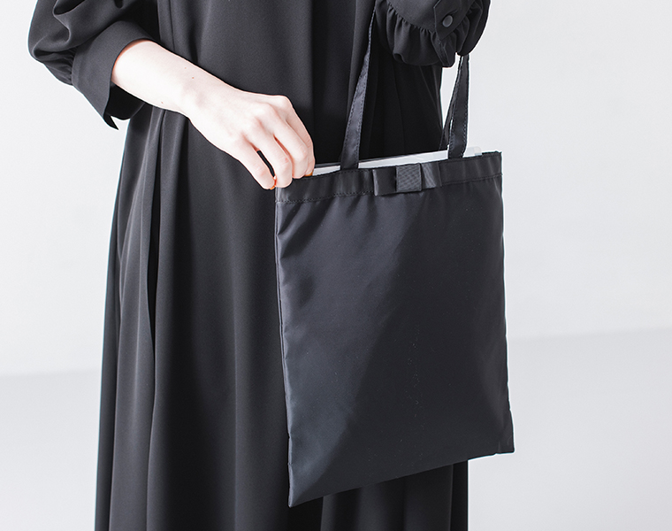 cache cache フォーマル3点セットのサブバッグを持った使用イメージ