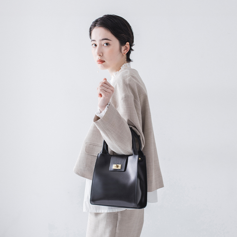 TIDEWAY MOSS METALツイスト トートバッグを肩に掛けた使用イメージ