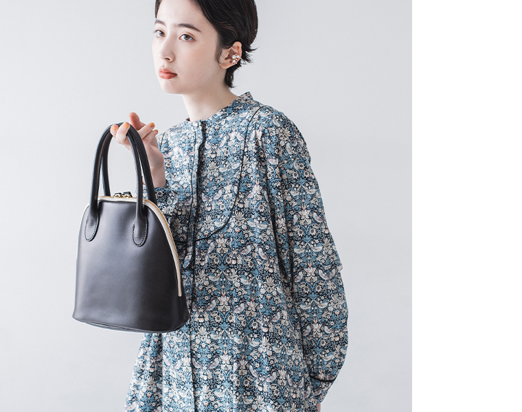 TIDEWAY MOSS ボストンSを手に持った女性モデルの上半身イメージ