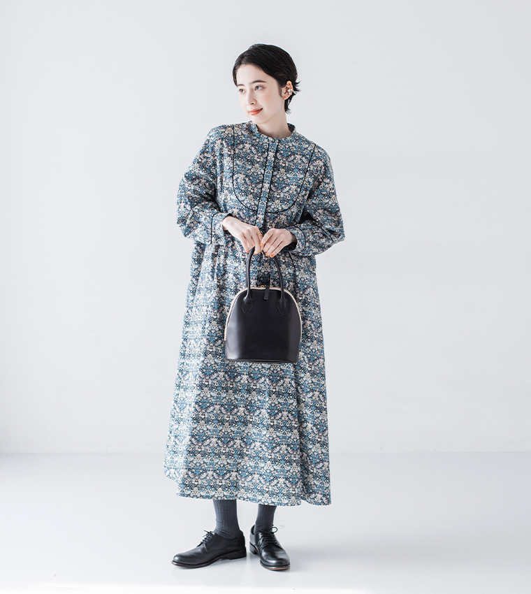 TIDEWAY MOSS ボストンSを持った女性モデルのスタイリング