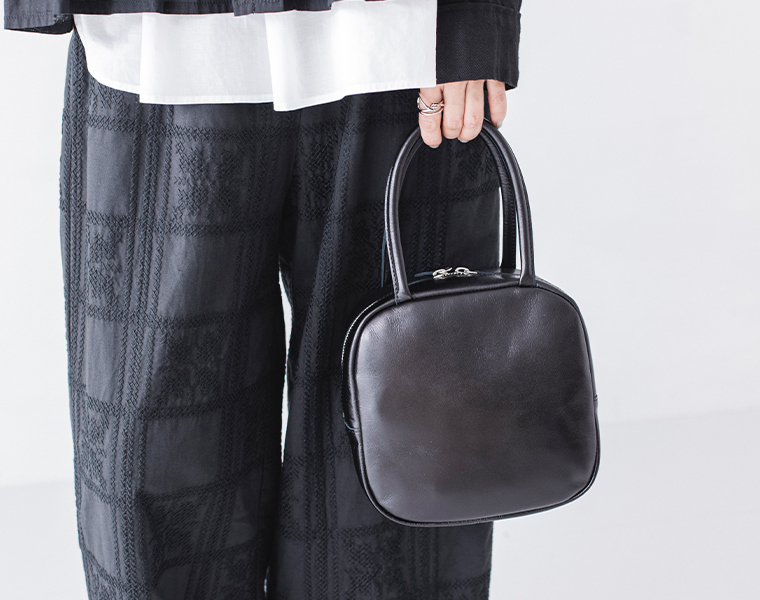 TIDEWAY ICY ボストンバッグを手に持った使用イメージ（ブラック）