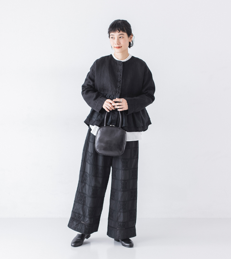 TIDEWAY ICY ボストンバッグを持った女性モデルのブラックコーディネート