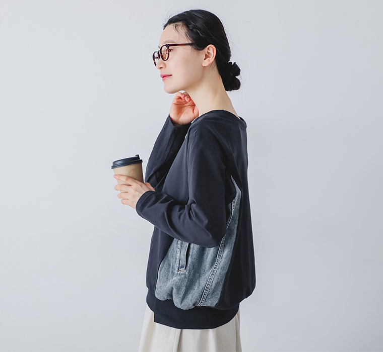 デニム切替プルオーバーを着用し横から見た際にデニム切替とシルエットが分かる側面カット