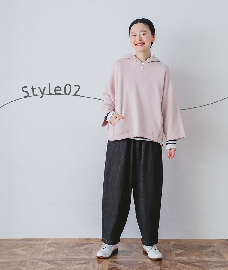 kermuのコットンガーゼ裏毛ドロストフーディを着用したモデルが正面から立っている全身カット