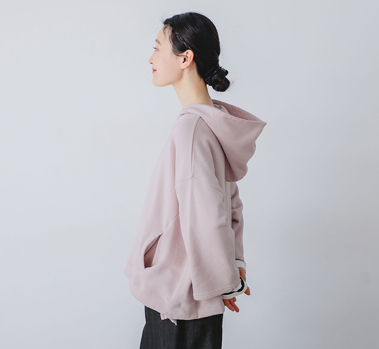 コットンガーゼ裏毛ドロストフーディを着用したモデルを横から写したフードとシルエットが分かるカット