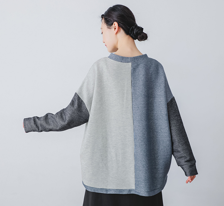 デニム調カットソー ビッグプルオーバーを着用したモデルの背面カット