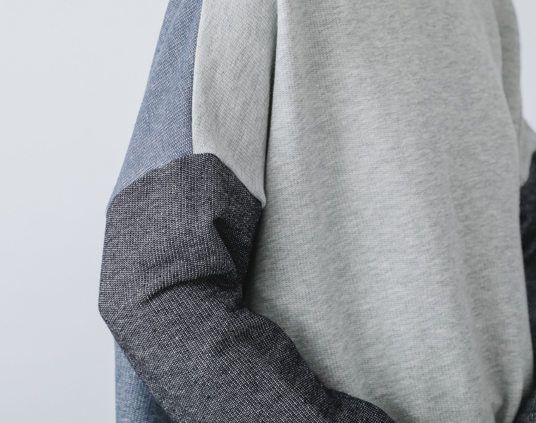 デニム調カットソー ビッグプルオーバーの袖切替部分アップ