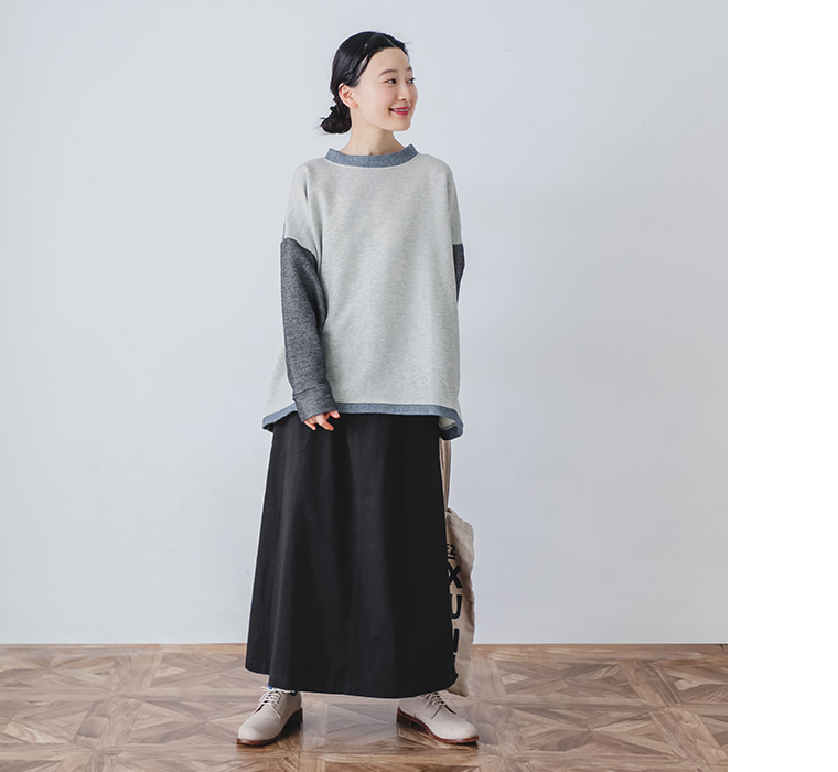 デニム調カットソー ビッグプルオーバーを着用したモデルの全身正面カット