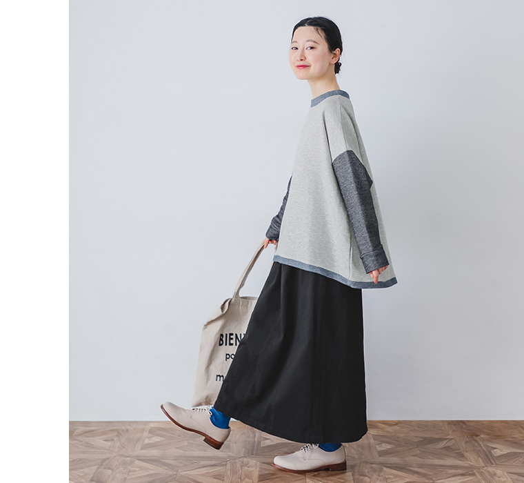 デニム調カットソー ビッグプルオーバーを着用したモデルの全身横向きカット