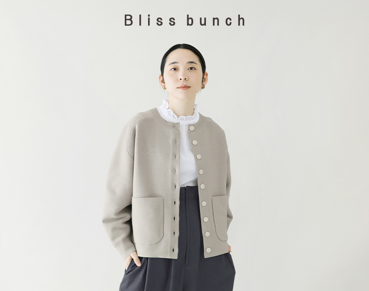Bliss bunch ポリエステルニット変形ラグランカーディガン（オイスター）着用の女性モデル