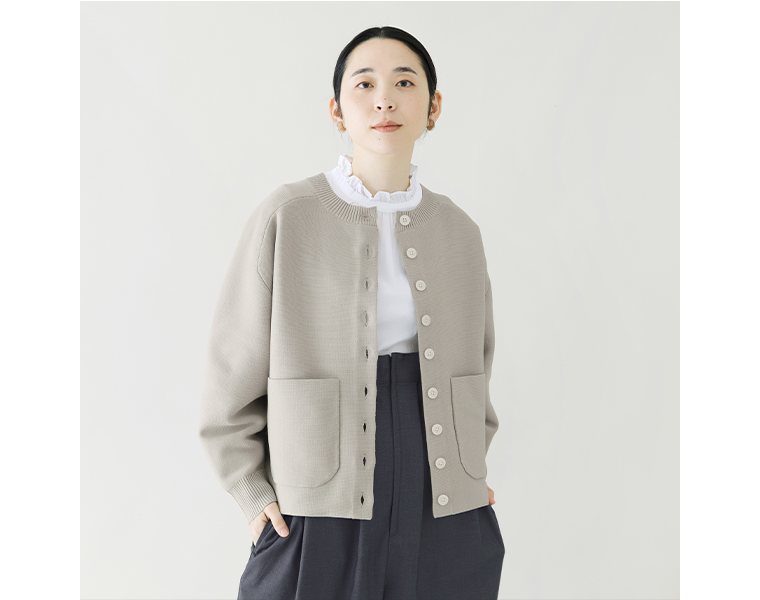 Bliss bunch ポリエステルニット変形ラグランカーディガン（オイスター）着用の女性モデル上半身