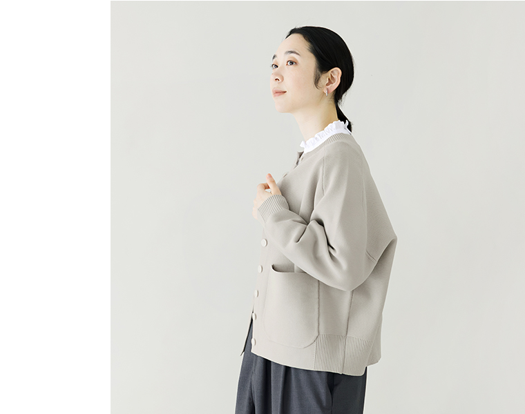 Bliss bunch ポリエステルニット変形ラグランカーディガン（オイスター）着用の女性モデルサイドスタイル
