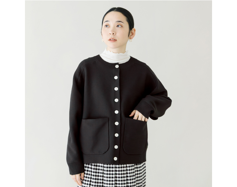 Bliss bunch ポリエステルニット変形ラグランカーディガン（ブラック）着用の女性モデル上半身