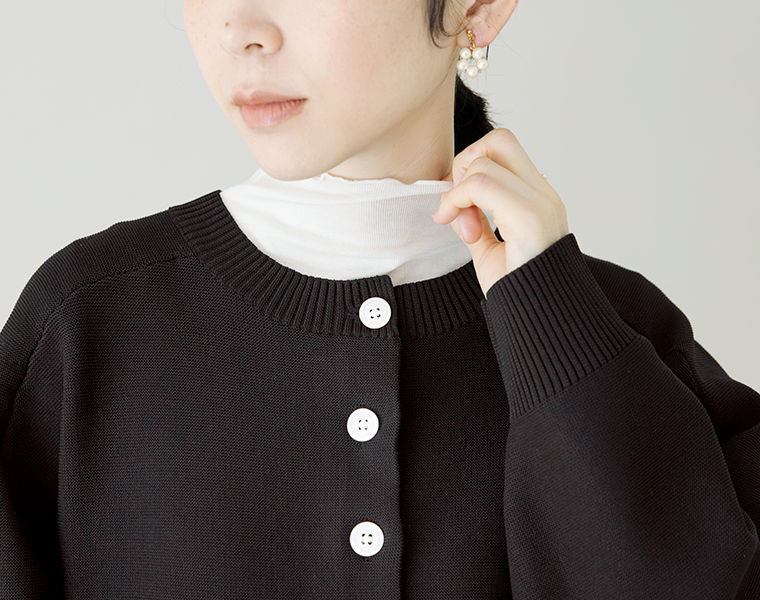 Bliss bunch ポリエステルニット変形ラグランカーディガン（ブラック）白ボタンとネックラインのディテール