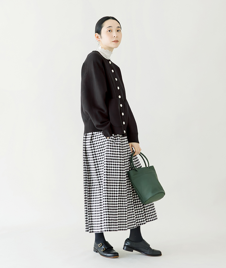 Bliss bunch ポリエステルニット変形ラグランカーディガン（ブラック）着用の女性モデルサイドスタイル