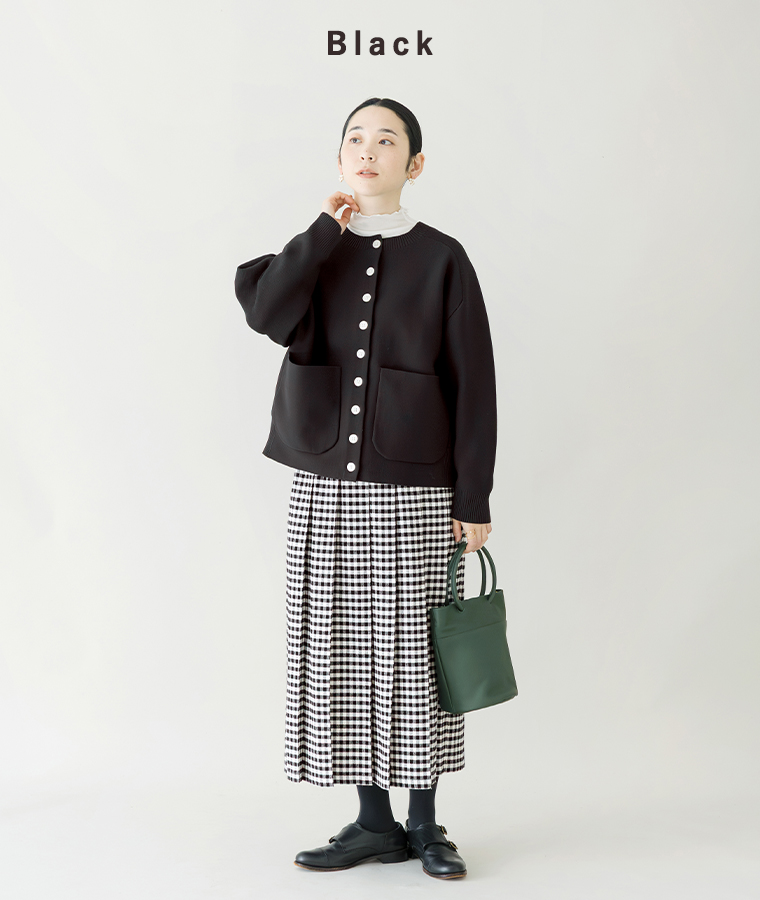 Bliss bunch ポリエステルニット変形ラグランカーディガン（ブラック）着用の女性モデル全身コーディネート