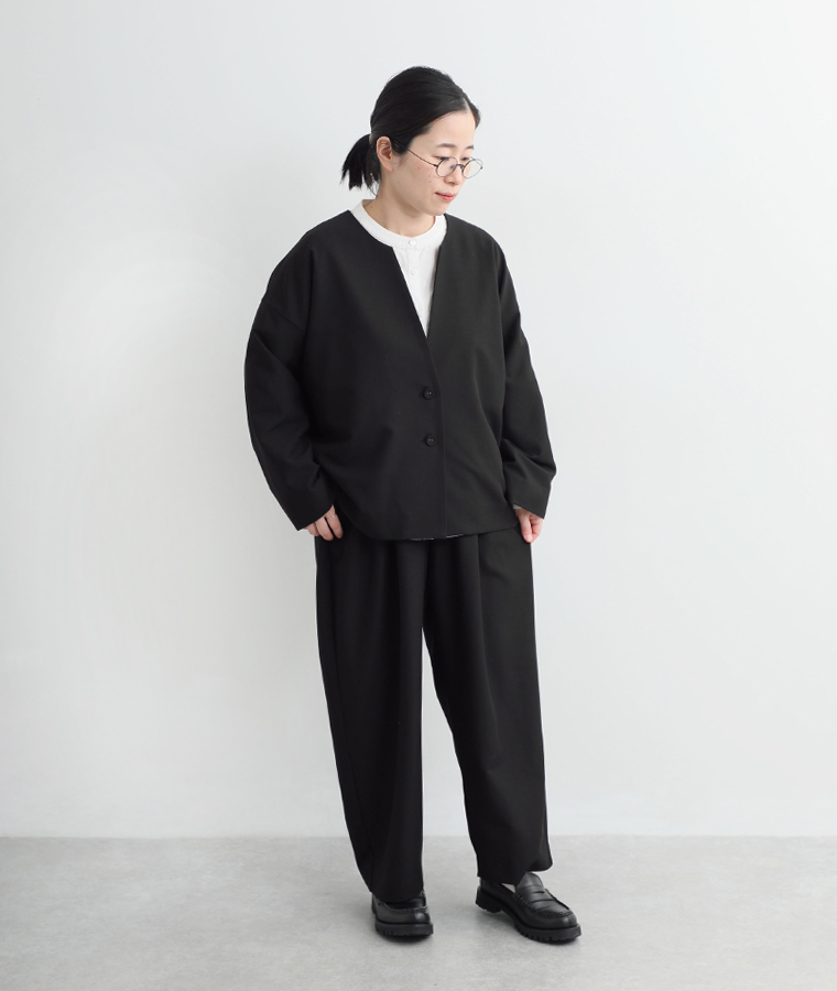 頼れる万能セットアップの身長149cmのスタッフが着用した正面コーディネート