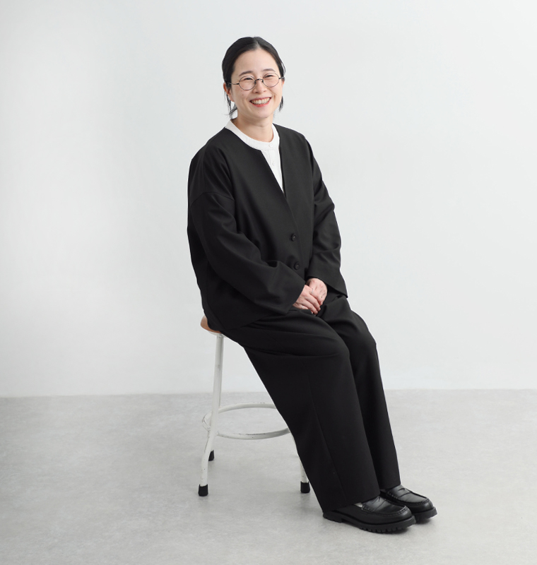 頼れる万能セットアップを身長149cmのスタッフが着用した着席カット