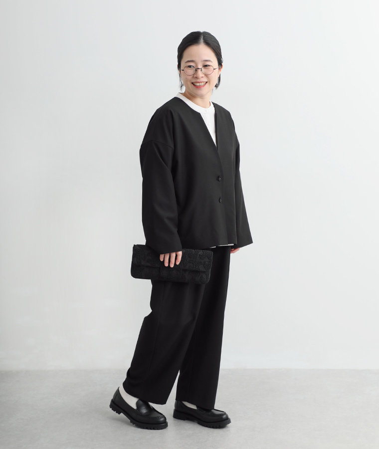 頼れる万能セットアップを身長149cmのスタッフが着用しバッグを持った正面コーディネート