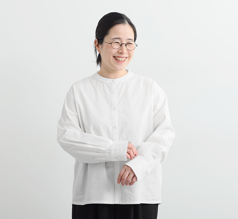 わたしの定番バンドカラーブラウスの身長149cmのスタッフが着用した正面コーディネート