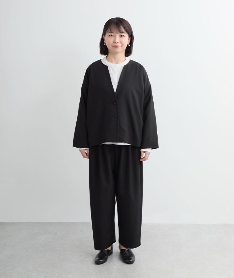 頼れる万能セットアップを身長158cmのスタッフが着用した正面コーディネート