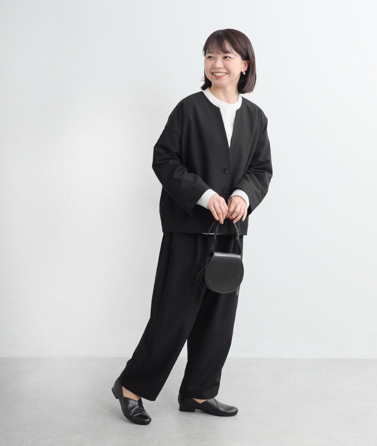 頼れる万能セットアップを身長158cmのスタッフが着用しバッグを持ったコーディネート