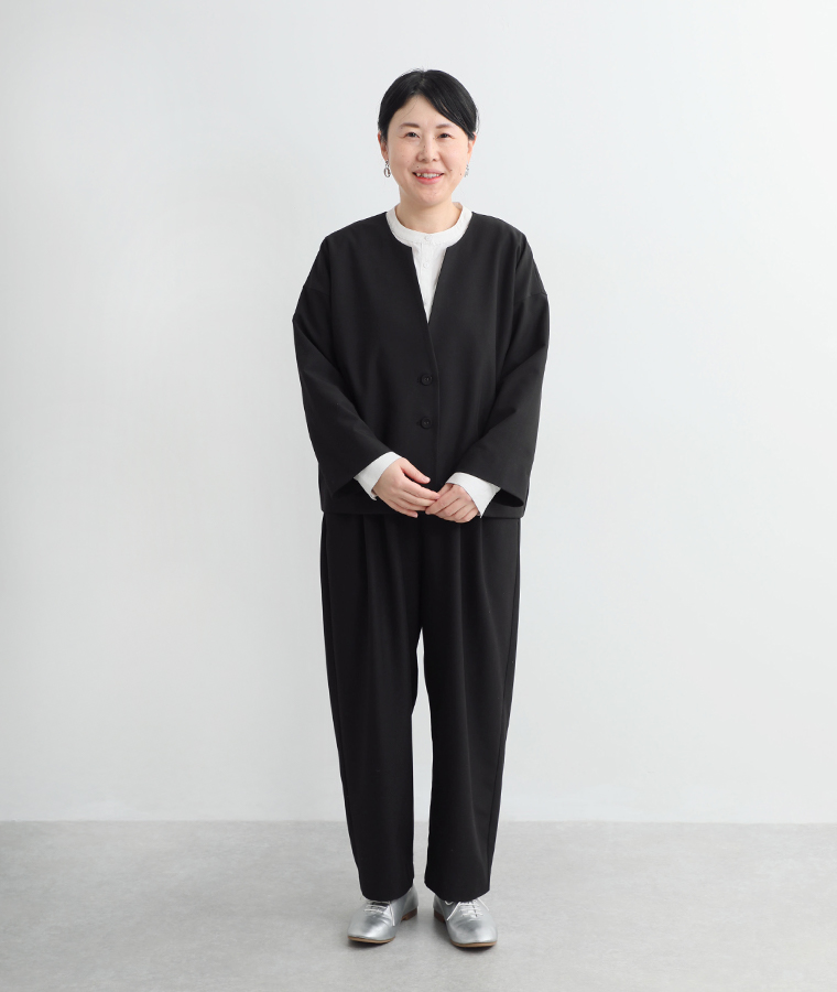 頼れる万能セットアップを身長162cmのスタッフが着用した正面コーディネート