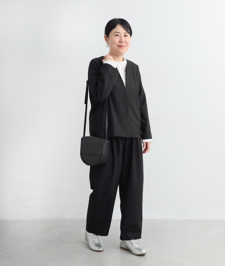 頼れる万能セットアップを身長162cmのスタッフが着用しバッグを持ったコーディネート