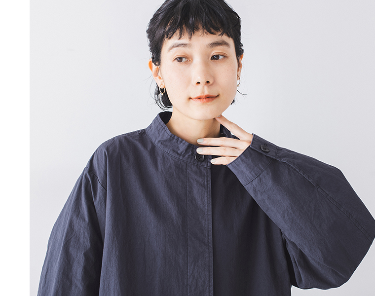 別注｜ハイネック比翼ミドル丈コート ネイビーのハイネック部分のアップ