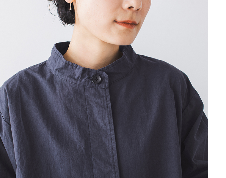 別注｜ハイネック比翼ミドル丈コート ネイビーの襟元と比翼仕立てのアップ