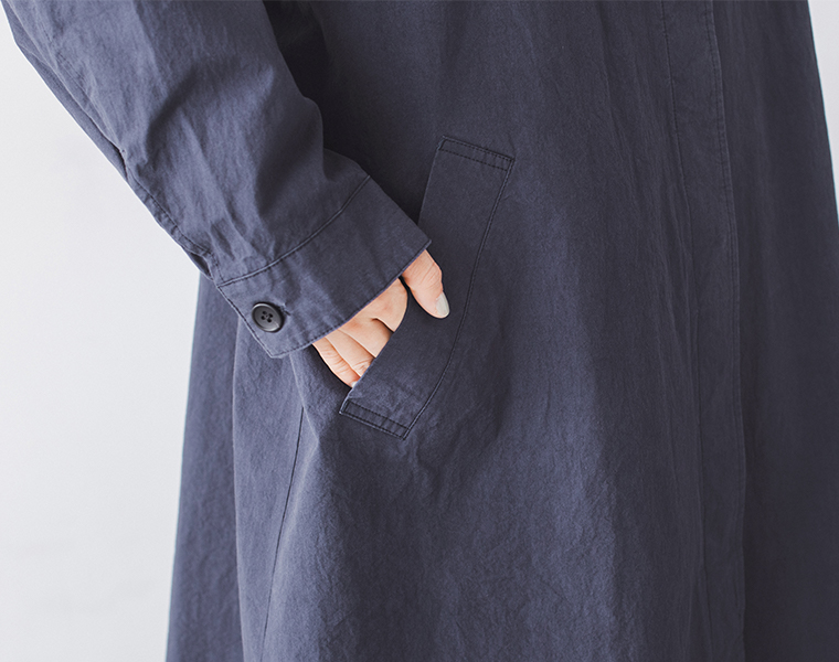 別注｜ハイネック比翼ミドル丈コート ネイビーのポケットに手を入れたアップ