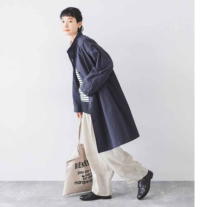 別注｜ハイネック比翼ミドル丈コート ネイビーを着たモデルの横向きカット