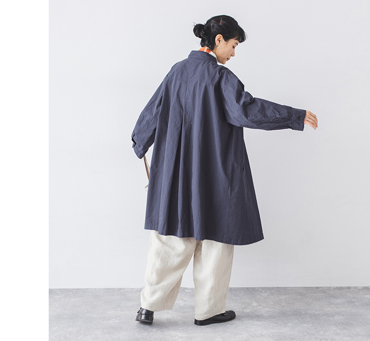 別注｜ハイネック比翼ミドル丈コート ネイビーを着たモデルの後ろ姿カット