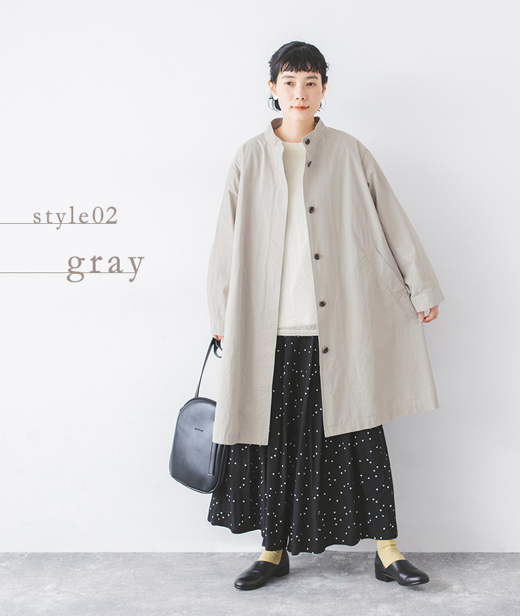 別注｜ハイネック比翼ミドル丈コートのグレーを着用した全身カット