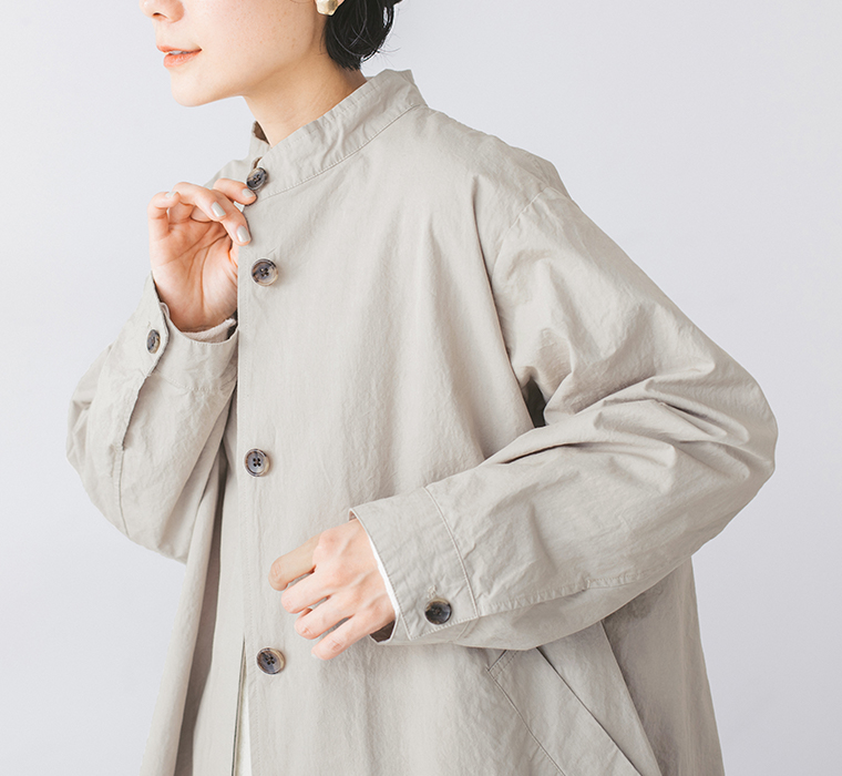 別注｜ハイネック比翼ミドル丈コートのグレーのボタン周りと襟元のディテールカット