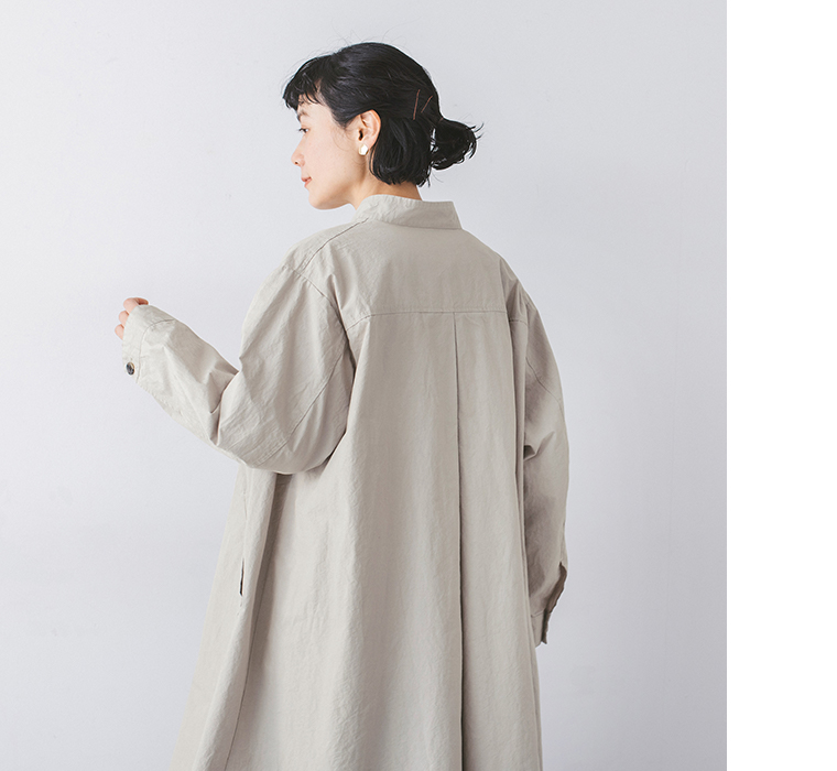 別注｜ハイネック比翼ミドル丈コートのブラックを着用したモデルの全身カット