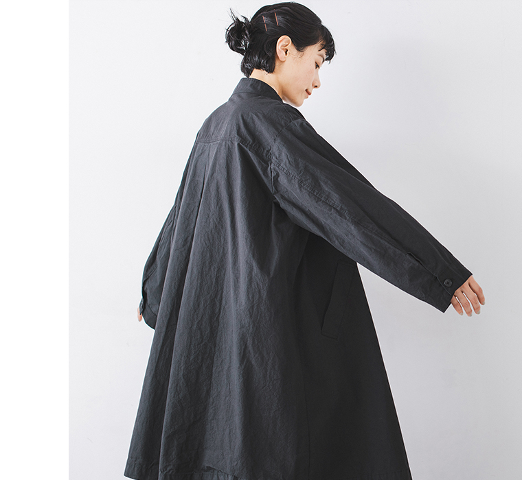 別注｜ハイネック比翼ミドル丈コートのブラックの背面を見せた着用カット