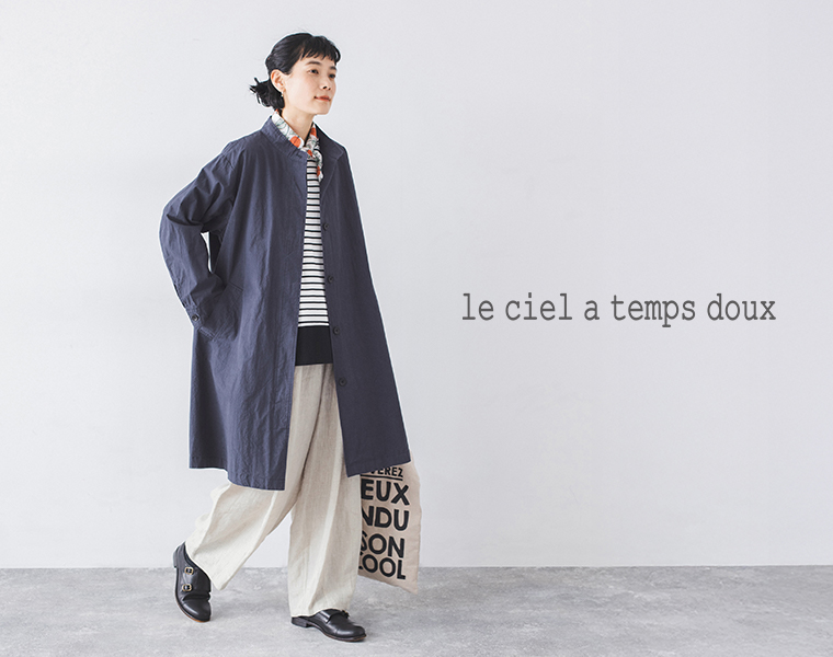 le ciel a temps douxの別注｜ハイネック比翼ミドル丈コート ネイビーを着たモデルが歩いているカット