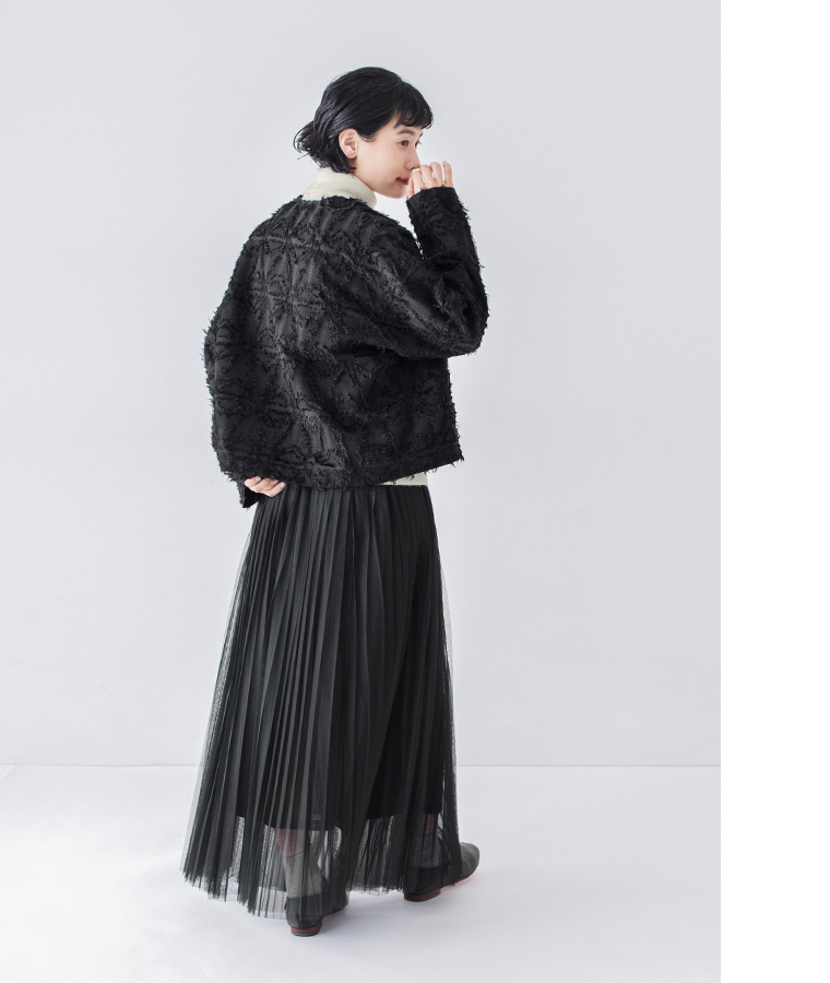 &yarn ジャガードジャケット 後ろ姿 ブラック 立体感のある素材感