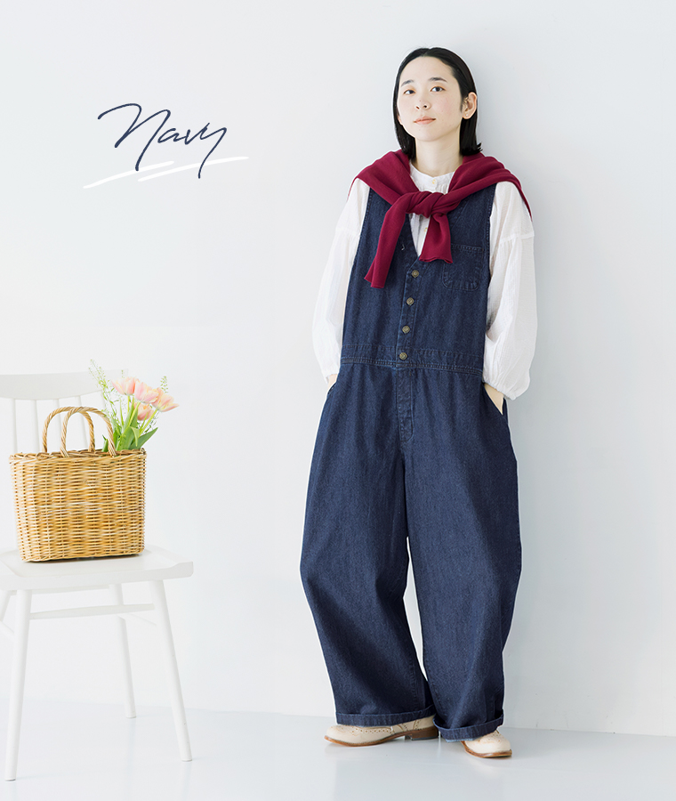 デニムサロペット(ネイビー)のカーディガンを肩掛けした正面全身コーディネート