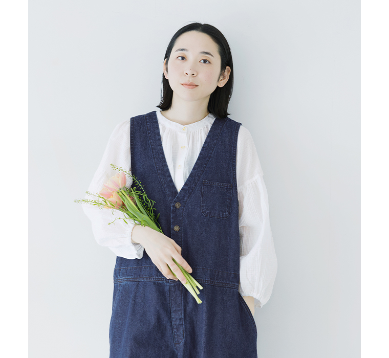 デニムサロペット(ネイビー)の白ブラウスと合わせた正面上半身コーディネート