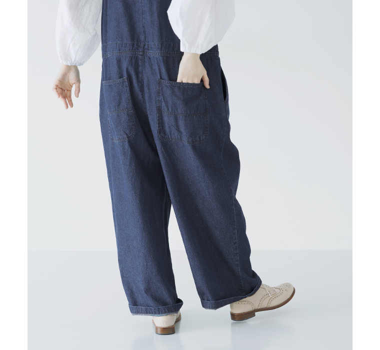 デニムサロペット(ネイビー)のバックスタイル下半身寄りのカット