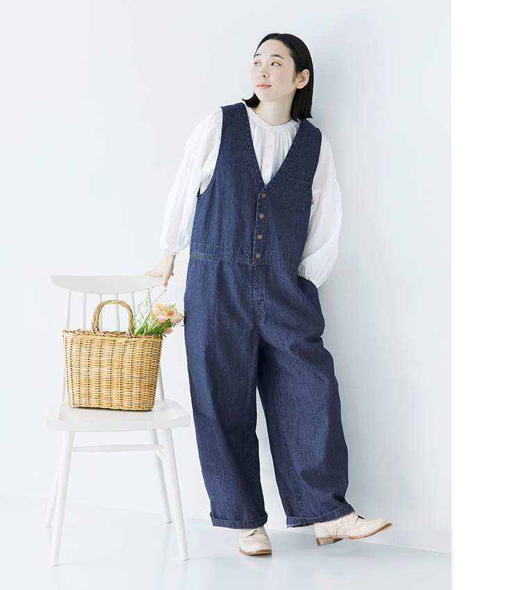 デニムサロペット(ネイビー)の白ブラウスを合わせた正面全身コーディネート