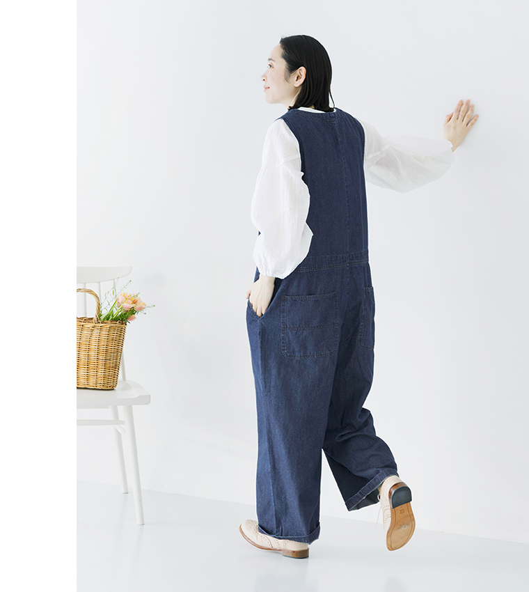 デニムサロペット(ネイビー)の白ブラウスを合わせた後ろ全身コーディネート