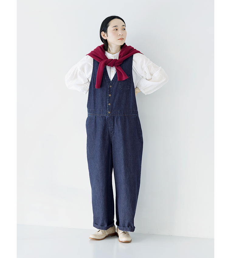 デニムサロペット(ネイビー)の赤いカーディガンを肩掛けした正面全身コーディネート