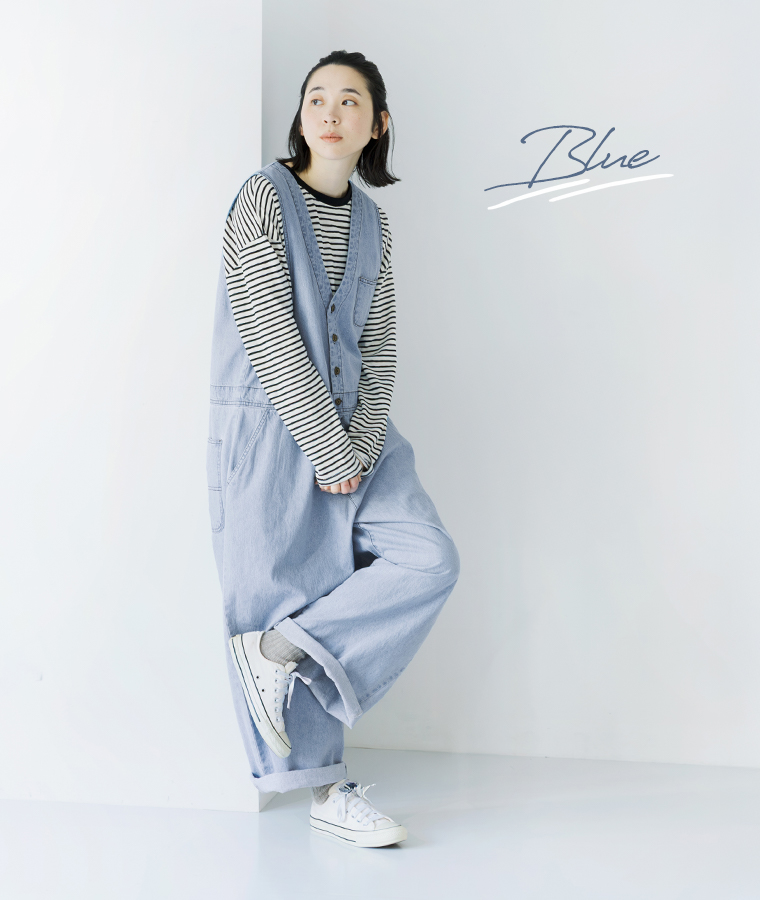 デニムサロペット(ブルー)のボーダーカットソーを合わせた斜め正面全身コーディネート