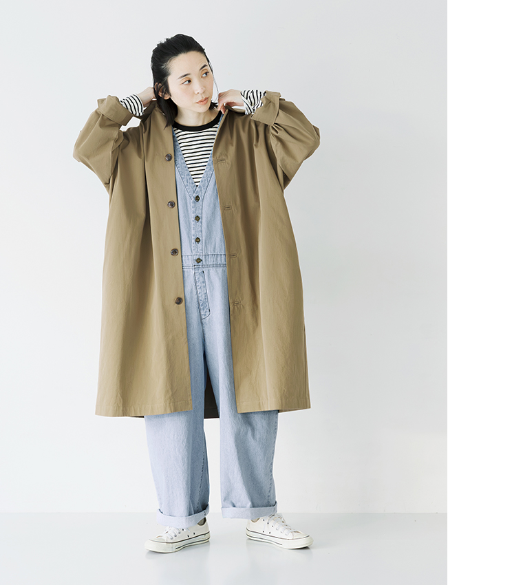 デニムサロペット(ブルー)のベージュのコートを合わせた正面全身コーディネート