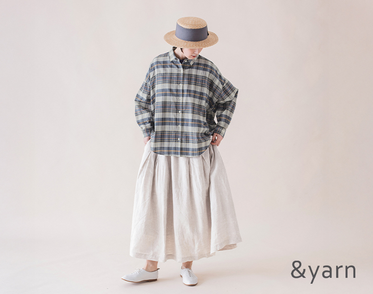 &yarn マドラスチェックワイドシルエットシャツを着用した女性モデルの全身コーディネート